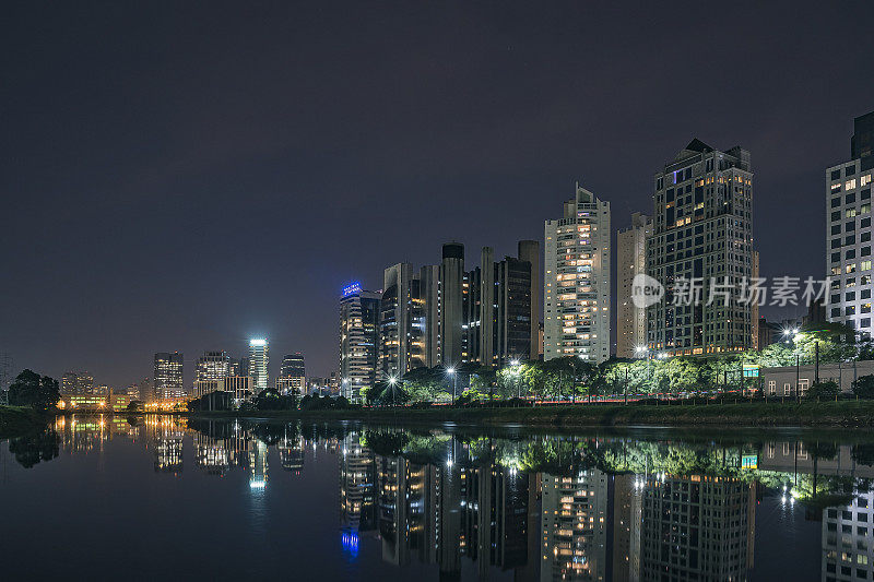 晚上的Pinheiros河-城市景观-主要商业城市- São圣保罗，巴西